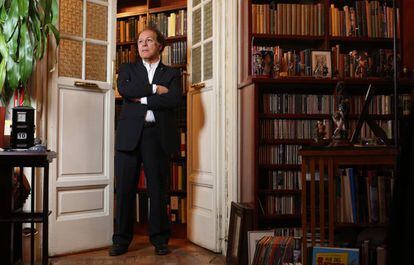El escritor Javier Marías en su domicilio de Madrid, en febrero de 2017.