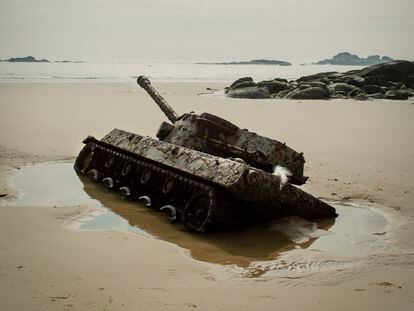 Un tanque sumergido en la costa de la isla de Kinmen, Taiwán. Kinmen forma parte de un archipiélago del mismo nombre situado a tres kilómetros de la China continental.