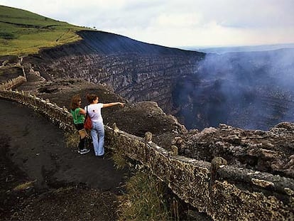 A 23 kilómetros de Masaya capital se encuentra el Parque Nacional del Volcán Masaya. En la foto, el cráter Santiago.