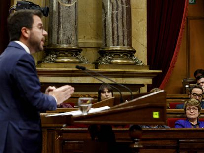 La consellera de Educación, Anna Simó atiende al presidente de la Generalitat, Pere Aragonès.