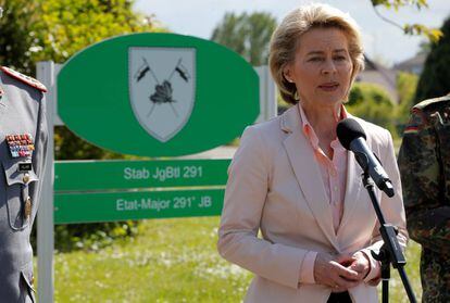 La ministra de Defensa alemana, Ursula von der Leyen, se dirige a los periodistas la semana pasada, tras visitar la base militar en Illkirch, cerca de Estrasburgo, donde estaba acuertelado el militar detenido.  