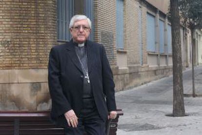 El obispo de Lleida, ante el antiguo seminario que será destinado a viviendas sociales.