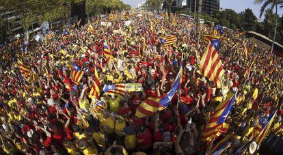 Miles de personas concentradas a lo largo de los once kilómetros de la "Vía Catalana" de Barcelona con proclamas y consignas en favor de poder votar el próximo 9 de noviembre y por la independencia, en un ambiente festivo y reivindicativo, y sin incidentes.