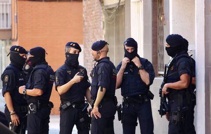 Agents dels Mossos davant l'edifici on residia l'atacant.