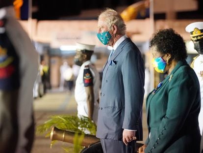 Carlos de Inglaterra, junto a la presidenta electa de Barbados, Sandra Mason, el domingo en la capital, Bridgetown.