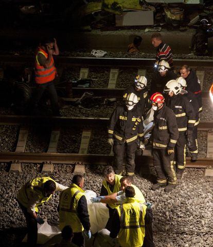 Bomberos durante el operativo de rescate de las victimas de Angrois