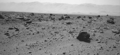 Gracias a su cámara de navegación, el robot 'Curiosity' pudo enviar esta imagen desde Marte durante el día 347 de su misión, el pasado 28 de julio. La roca que se aprecia a la derecha es de unos 20 centímetros de altura.