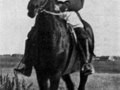 León Tolstói monta a caballo en Krekshino (Rusia) en 1909.