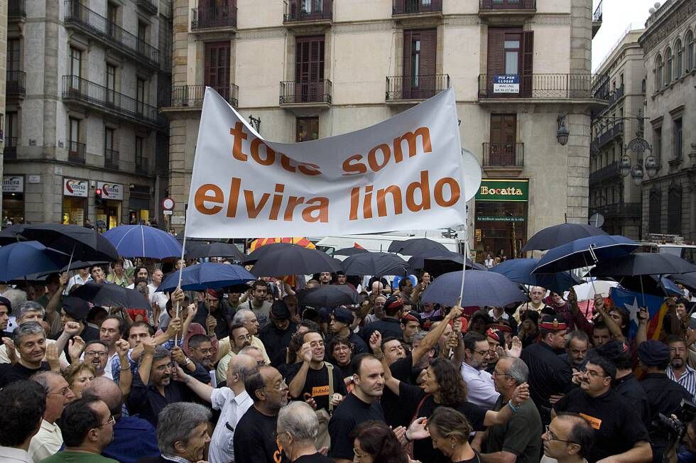 La plaça de Sant Jaume va viure una manifestació a favor i una altra en contra de la pregonera Elvira Lindo el 2006.