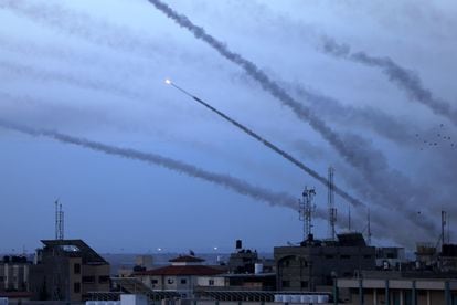 Cohetes lanzados desde de la ciudad de Gaza a Israel, este sábado.  
