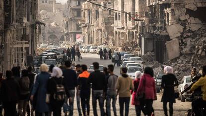 Un grupo de personas camina por una calle de Alepo./ En vídeo, un analista advierte del riesgo de una rápida retirada de las tropas estadounidenses en Siria.