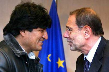 Evo Morales conversa con el Alto Representante para la Política Exterior de la UE, Javier Solana, ayer en Bruselas.