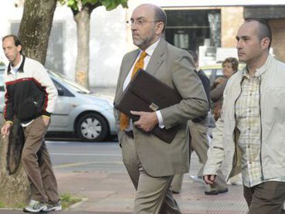 Josu Montes, a la derecha, acude al juzgado acompa&ntilde;ado por su abogado en junio de 2012. 