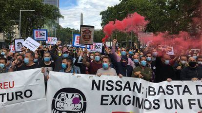 Concentración de trabajadores de Nissan en el centro de Barcelona, este jueves.
 