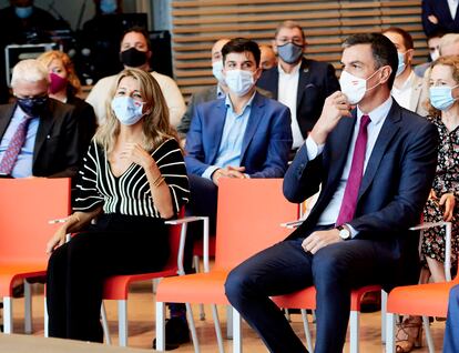 La vicepresidenta segunda del gobierno y ministra de Trabajo, Yolanda Díaz (izquierda), y el presidente del gobierno, Pedro Sánchez, la semana pasada en Santander.