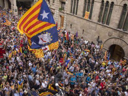 Centenares de leridanos, esta tarde, en la protesta contra el pacto PSC-Ciutadans en la Paeria.