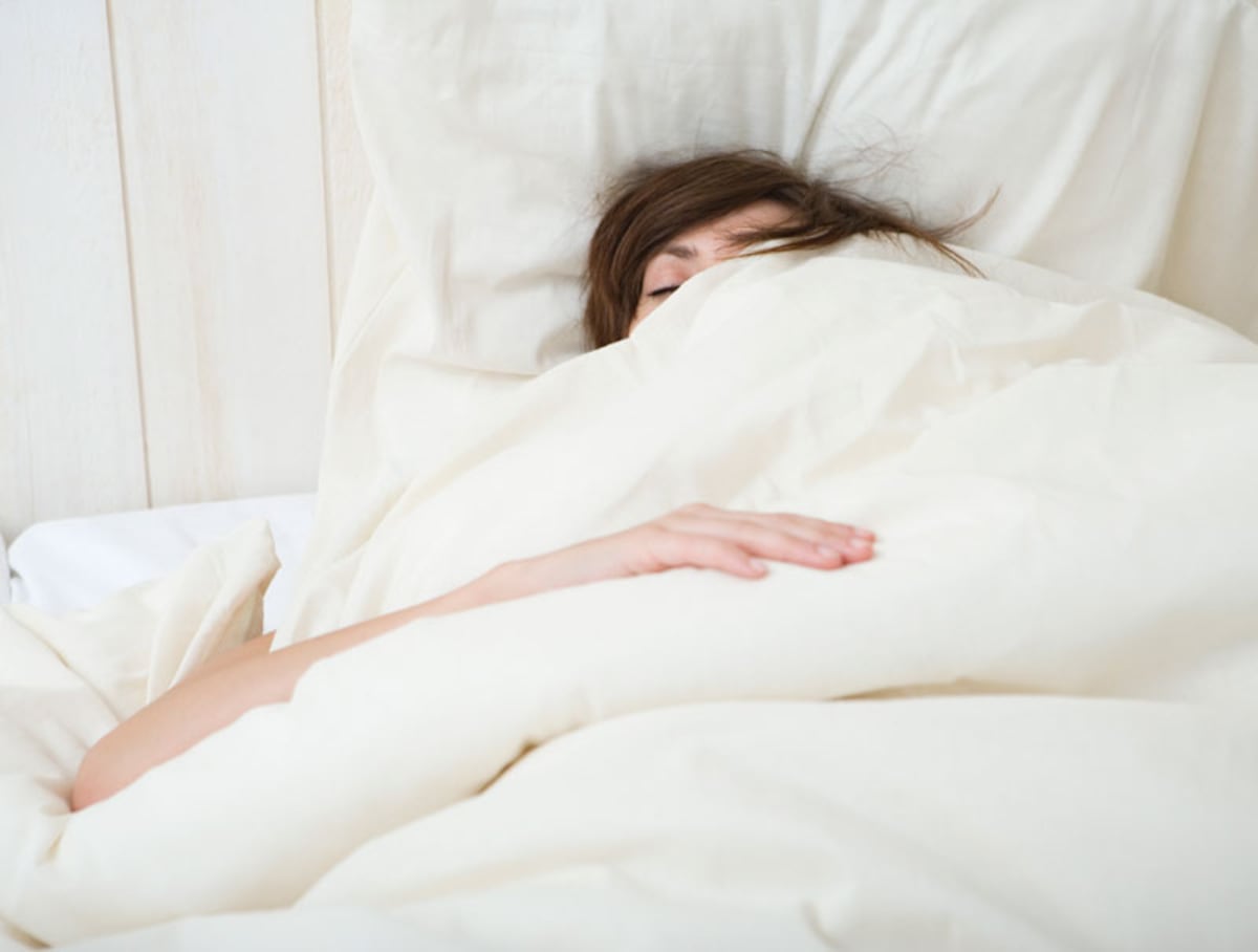 Sleep telegram. Девушка хочет спать. Разбитость по утрам. Спящая девушка в светлых тонах. Разбитость после сна