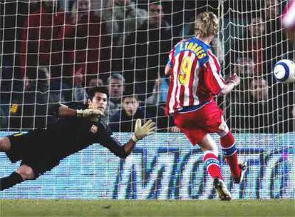 Fernando Torres dispara a portería