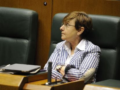 La consejera de Empleo y Asuntos Sociales, Gemma Zabaleta, durante un pleno del Parlamento en junio.