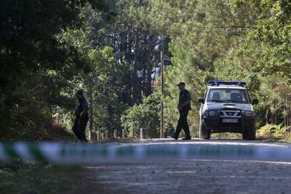 Agentes de la Guardia Civil custodian una pista forestal de Cacheiras, en el municipio coruñés de Teo, zona donde fue hallado el cadáver de la niña Asunta, el pasado sábado.