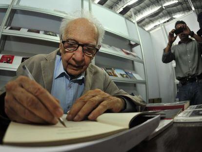 Sergio Pitol firma libros en la Feria de Veracruz.