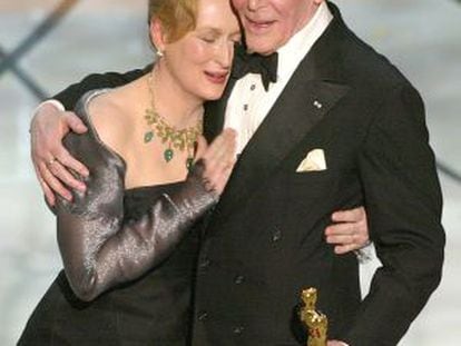 Peter O’Toole, con el Oscar a su carrera, recibe el abrazo de Meryl Streep en 2003.