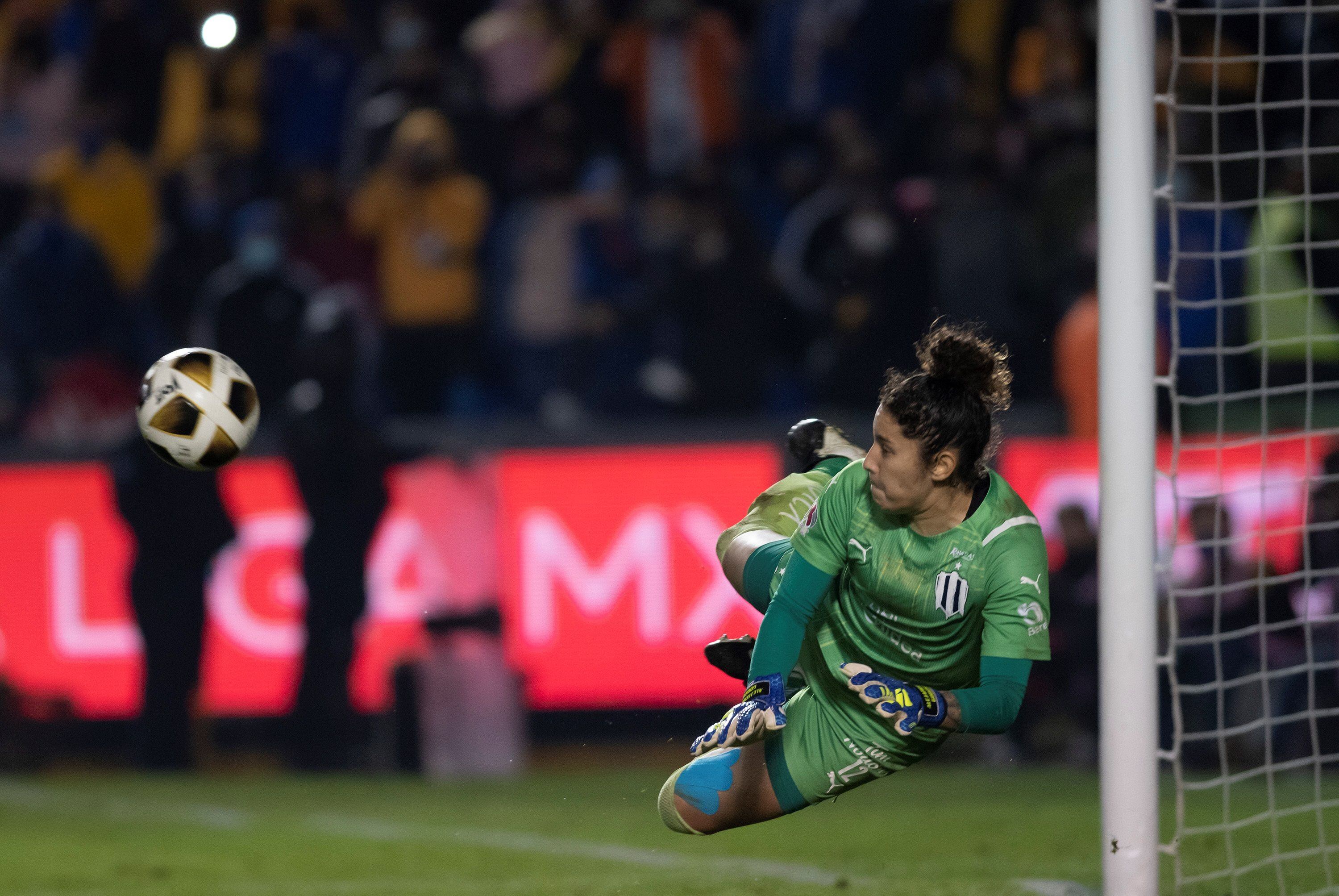 Alejandría Godínez, guardameta de Rayadas, tras atajar un penalti.