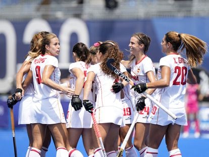 La selección española femenina de hockey hierba en un partido en los Juegos Olímpicos de Tokio.