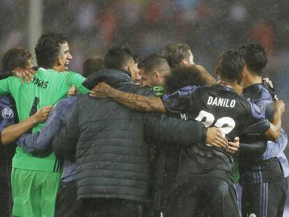 La pi&ntilde;a de los jugadores del Madrid tras conseguir el pase a la final de Cardiff. 