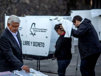 Andrés Manuel López Obrador vota en la elección presidencial de 2018, la última vez que estuvo en la boleta.