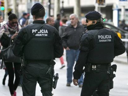 Dos mossos en Barcelona.