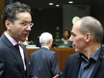 El presidente del Eurogrupo, Jeroen Dijsselbloem, habla con el ministro griego Yanis Varoufakis.