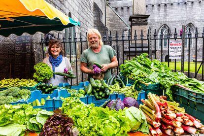 Un puesto de comida orgánica en el mercado de Galway, cerca de la iglesia de Saint Nicholas.