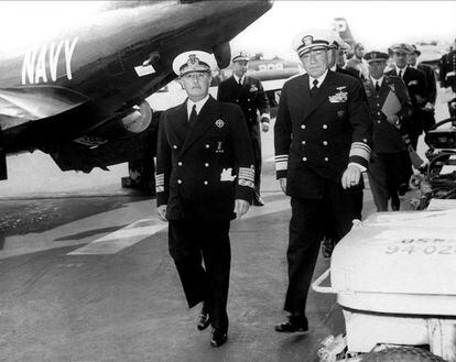 Franco, junto al almirante F. S Thomas Combs, de la sexta flota norteamericana, a bordo del portaaviones Coral Sea, en Valencia, en 1954.