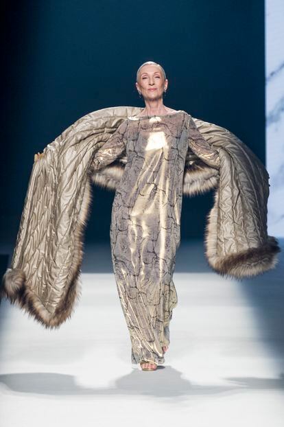 Una de las creaciones de Ángel Schlesser durante el desfile de la Mercedes Benz Fashion Week Madrid, este sábado.