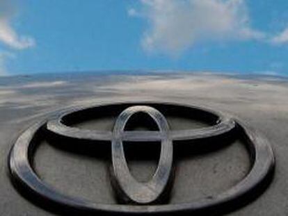 Imagen del logo de Toyota sobre el capó de un Prius.