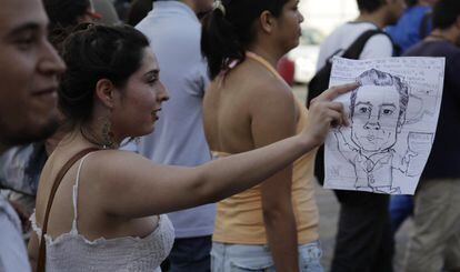 Una estudiante con una caricatura del candidato del PRI, Peña Nieto.