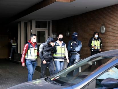 Un detenido después del registro en la concejalía de Deportes del Ayuntamiento de Cornellà del Llobregat.