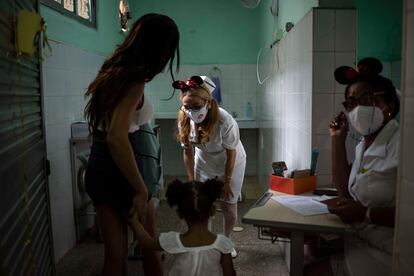 Una enfermera saluda a una niña a punto de ser vacunada en La Habana, el pasado 16 de septiembre.