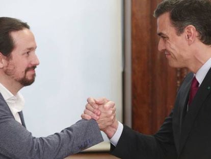 El presidente del Gobierno en funciones, Pedro Sánchez (dech.) y el secretario general de Podemos, Pablo Iglesias (izq).