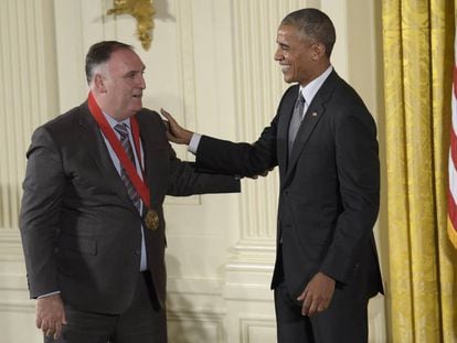 El presidente Obama felicita a José Andrés tras hacerle entrega de su medalla.