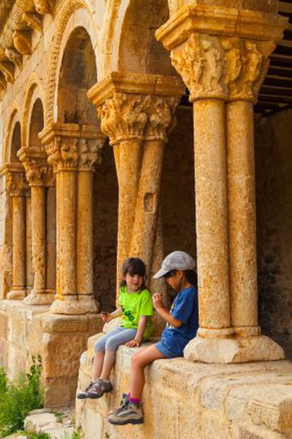 Columnas de la iglesia de San Pedro, en Caracena (Soria).