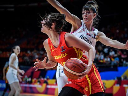 Raquel Carrera intenta superar a Krajisnic. fiba