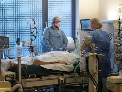 Dos profesionales sanitarios atienden a un paciente en una UCI en Hanau, Alemania, el martes.