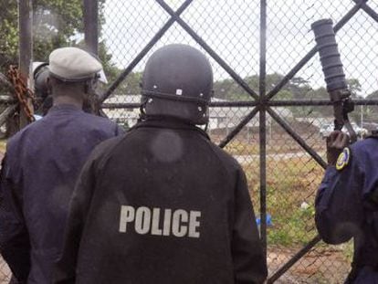 Polic&iacute;as de Liberia protegen una instalaci&oacute;n de M&eacute;dicos sin Fonteras en Monrovia (Liberia).