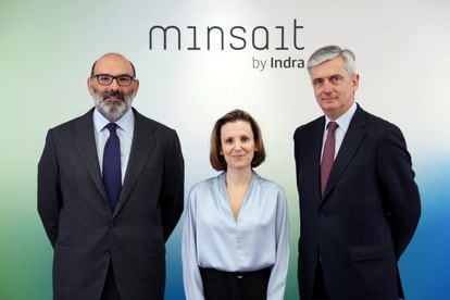 Fernando Abril-Martorell, presidente de Indra (i), junto con Cristina Ruiz, responsable de Minsait, y Javier de Andrés, consejero delegado (d).