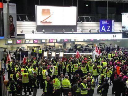 Trabajadores del aeropuerto de Fráncfort, durante la huelga de este martes.