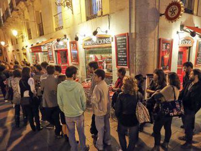 Las colas en los cines Ideal rodeaban el edificio contiguo.