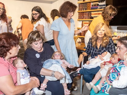 Un grupo de mujeres juegan con sus bebés reborn durante una quedada en un hotel del centro de Madrid.