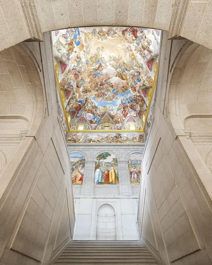 La escalera principal del monasterio del El Escorial fue diseñada por Giovanni Battista Castello y modificada por Juan de Herrera. Los frescos, que representan la batalla de San Quintín, son de Pellegrino Tibaldi, Luca Giordano y Luca Cambiaso. |